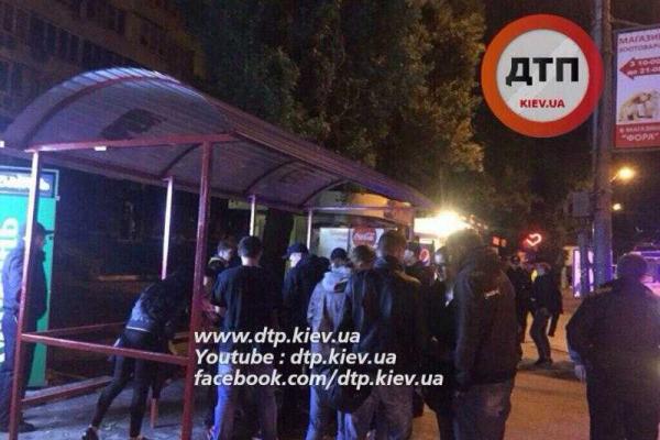 Массовая драка у киевского метро собрала всех патрульных полицейских района