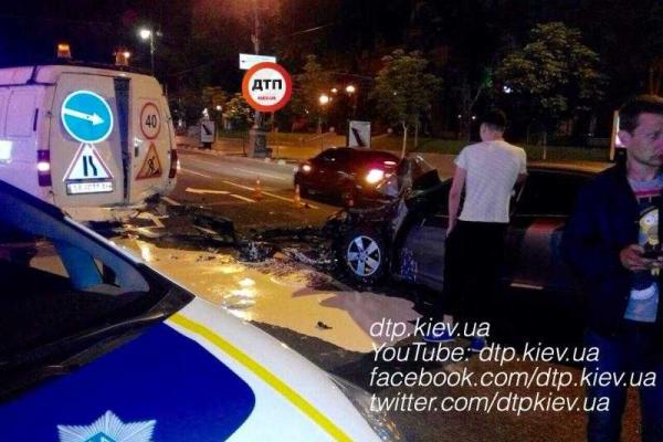 В Киеве пьяный водитель "Renault" на огромной скорости влетел в машину дорожной службы В Киеве пьяный водитель "Renault" на огромной скорости влетел в машину дорожной службы