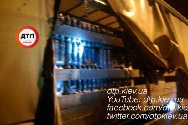 В Ровенской области загоревшийся прицеп фуры тушили минеральной водой В Ровенской области загоревшийся прицеп фуры тушили минеральной водой