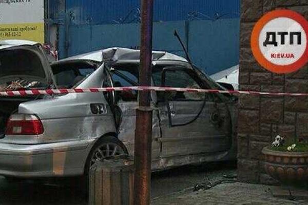В Виннице автомобиль "BMW" влетел в магазин: погибло две девушки и два парня В Виннице автомобиль "BMW" влетел в магазин: погибло две девушки и два парня