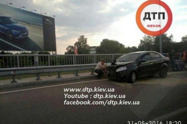 Под Киевом пьяный водитель "Chevrolet" влетел в автомобиль дорожной службы