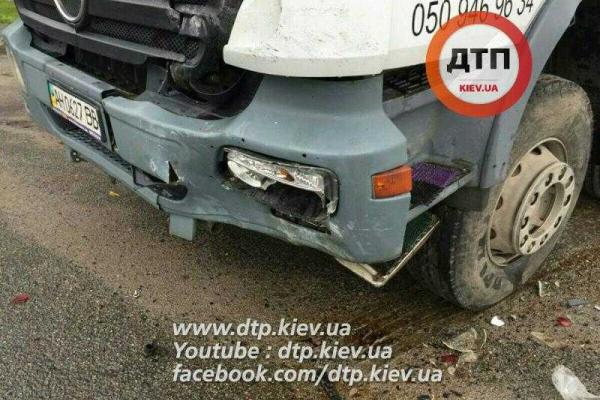 В Киеве пьяный водитель грузовика на полной скорости протаранил "Mercedes"