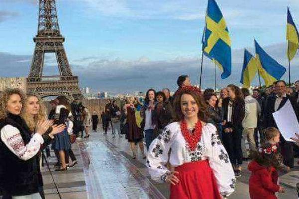 В Париже у Эйфелевой башни состоялось дефиле в вышиванках