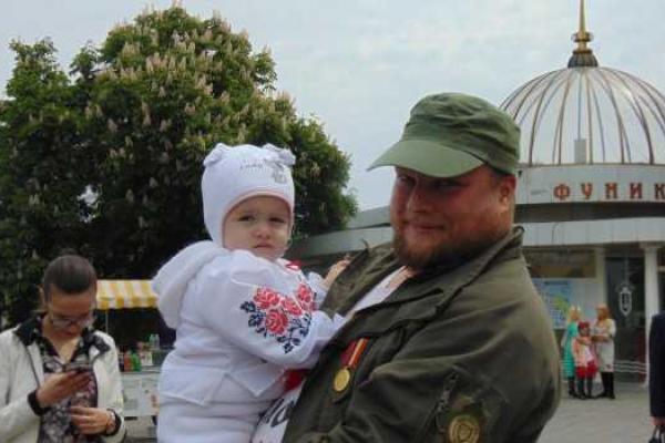 Одесситы провели марш в вышиванках, почтив память погибших во Второй мировой войне Одесситы провели марш в вышиванках, почтив память погибших во Второй мировой войне