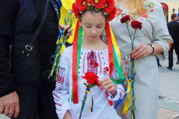Одесситы провели марш в вышиванках, почтив память погибших во Второй мировой войне Одесситы провели марш в вышиванках, почтив память погибших во Второй мировой войне