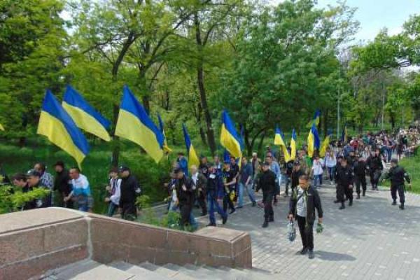 Одесситы провели марш в вышиванках, почтив память погибших во Второй мировой войне Одесситы провели марш в вышиванках, почтив память погибших во Второй мировой войне