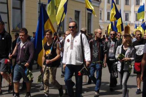 Одесситы провели марш в вышиванках, почтив память погибших во Второй мировой войне Одесситы провели марш в вышиванках, почтив память погибших во Второй мировой войне