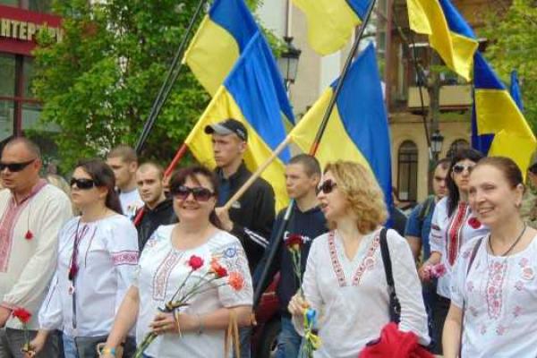 Одесситы провели марш в вышиванках, почтив память погибших во Второй мировой войне Одесситы провели марш в вышиванках, почтив память погибших во Второй мировой войне