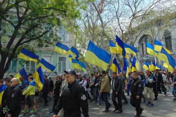Одесситы провели марш в вышиванках, почтив память погибших во Второй мировой войне Одесситы провели марш в вышиванках, почтив память погибших во Второй мировой войне