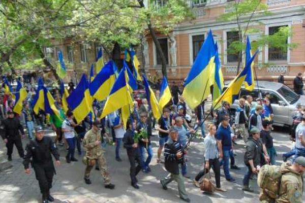 Одесситы провели марш в вышиванках, почтив память погибших во Второй мировой войне Одесситы провели марш в вышиванках, почтив память погибших во Второй мировой войне