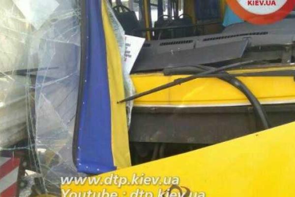 В Киеве маршрутка впечаталась в грузовик, есть пострадавшие пассажиры В Киеве маршрутка впечаталась в грузовик, есть пострадавшие пассажиры