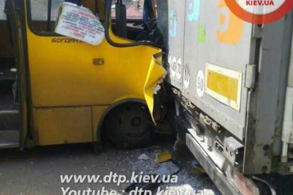 В Киеве маршрутка впечаталась в грузовик, есть пострадавшие пассажиры В Киеве маршрутка впечаталась в грузовик, есть пострадавшие пассажиры