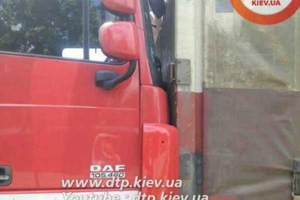 В Киеве маршрутка впечаталась в грузовик, есть пострадавшие пассажиры В Киеве маршрутка впечаталась в грузовик, есть пострадавшие пассажиры