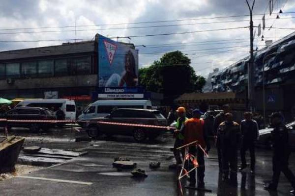 В Киеве прямо на проезжей части образовался горячий "гейзер" В Киеве прямо на проезжей части образовался горячий "гейзер"