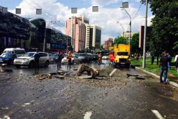 В Киеве прямо на проезжей части образовался горячий "гейзер" В Киеве прямо на проезжей части образовался горячий "гейзер"