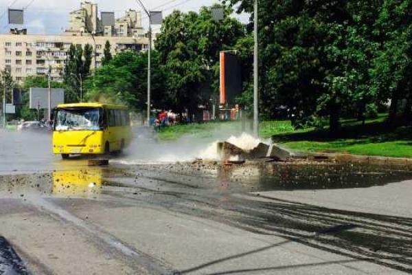 В Киеве прямо на проезжей части образовался горячий "гейзер" В Киеве прямо на проезжей части образовался горячий "гейзер"