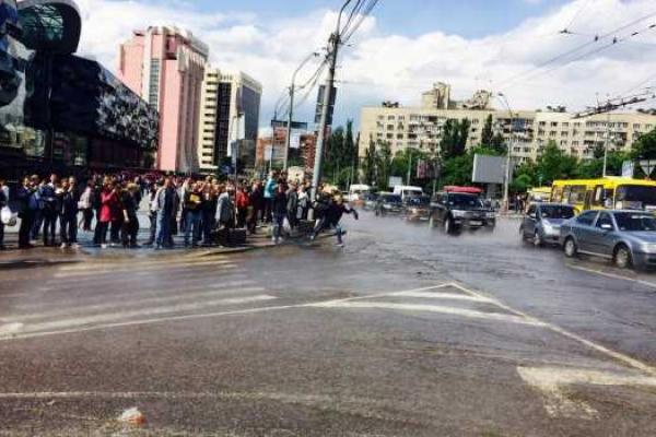 В Киеве прямо на проезжей части образовался горячий "гейзер" В Киеве прямо на проезжей части образовался горячий "гейзер"