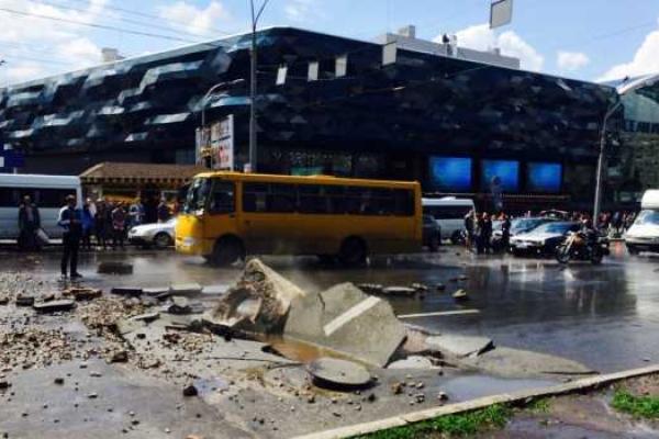В Киеве прямо на проезжей части образовался горячий "гейзер" В Киеве прямо на проезжей части образовался горячий "гейзер"