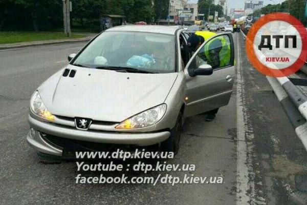 В Киеве неисправный бетоновоз влетел в отбойник В Киеве неисправный бетоновоз влетел в отбойник