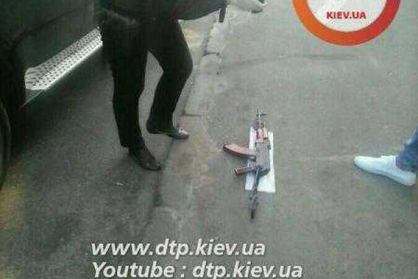 В Киеве при проверке "BMW X6" в багажнике полиция обнаружила оружие и поддельные номера