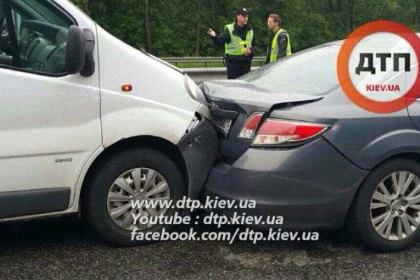 Оперативное видео с места смертельного ДТП под Киевом: покореженные авто и погибший водитель Оперативное видео с места смертельного ДТП под Киевом: покореженные авто и погибший водитель