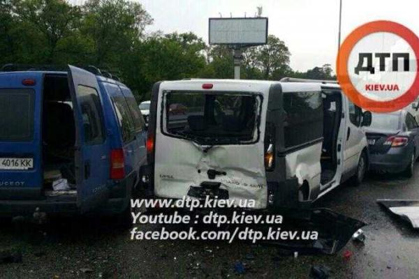 Оперативное видео с места смертельного ДТП под Киевом: покореженные авто и погибший водитель Оперативное видео с места смертельного ДТП под Киевом: покореженные авто и погибший водитель