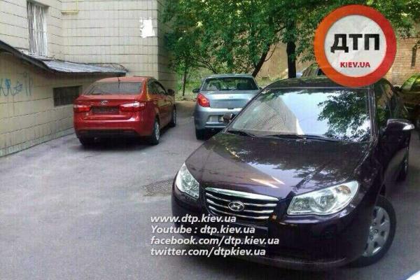 В Киеве за одну ночь без номеров остались более 10 авто: полиция ищет "ловкачей" В Киеве за одну ночь без номеров остались более 10 авто: полиция ищет "ловкачей"