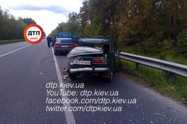 Под Киевом грузовик "JAC" превратил автомобиль "Москвич" в груду железа Под Киевом грузовик "JAC" превратил автомобиль "Москвич" в груду железа