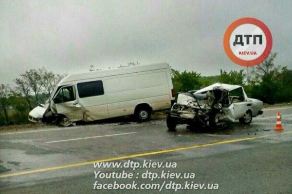 Под Киевом в лобовом столкновении погиб водитель "ВАЗа", еще два человека госпитализированы Под Киевом в лобовом столкновении погиб водитель "ВАЗа", еще два человека госпитализированы