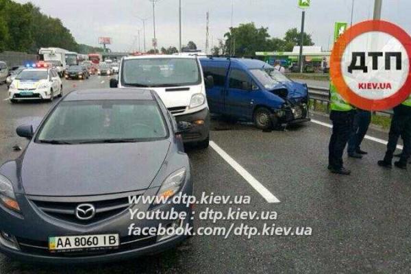 Оперативное видео с места смертельного ДТП под Киевом: покореженные авто и погибший водитель Оперативное видео с места смертельного ДТП под Киевом: покореженные авто и погибший водитель