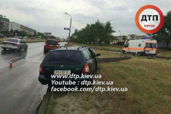 В Киеве автомобиль "Daewoo" жестко "поцеловал" столб