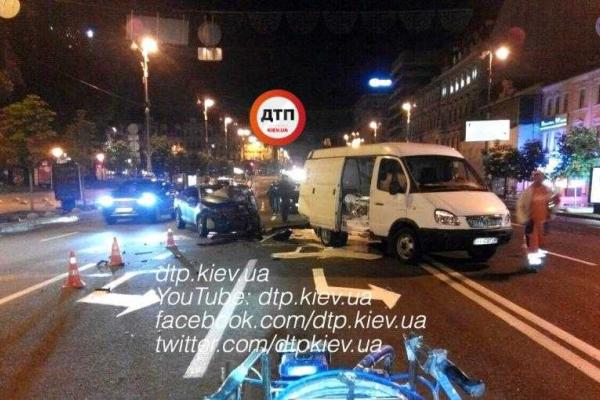 В Киеве пьяный водитель "Renault" на огромной скорости влетел в машину дорожной службы В Киеве пьяный водитель "Renault" на огромной скорости влетел в машину дорожной службы