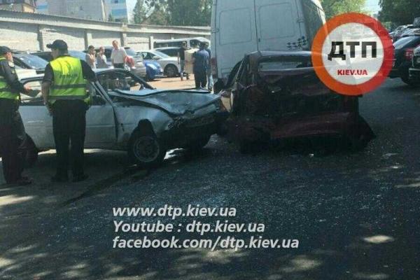 В Киеве пьяный водитель "Таврии" угробил 4 автомобиля В Киеве пьяный водитель "Таврии" угробил 4 автомобиля
