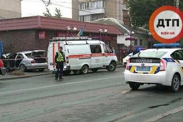 В Виннице автомобиль "BMW" влетел в магазин: погибло две девушки и два парня В Виннице автомобиль "BMW" влетел в магазин: погибло две девушки и два парня