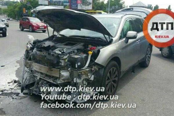 В Киеве автомобиль "Subaru" с тремя детьми-пассажирами влетел в "Seat"