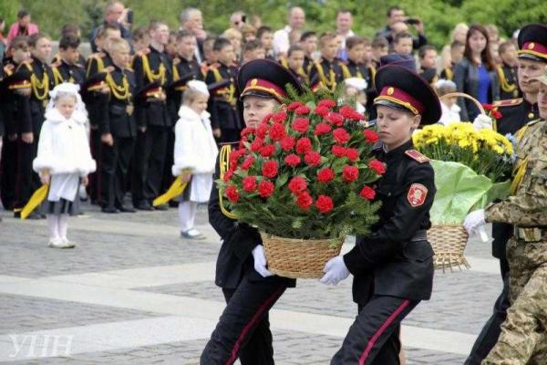 В Киеве школьники и студенты устроили флешмоб, образовав живой трезубец В Киеве школьники и студенты устроили флешмоб, образовав живой трезубец