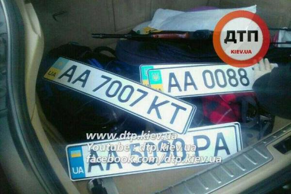 В Киеве при проверке "BMW X6" в багажнике полиция обнаружила оружие и поддельные номера