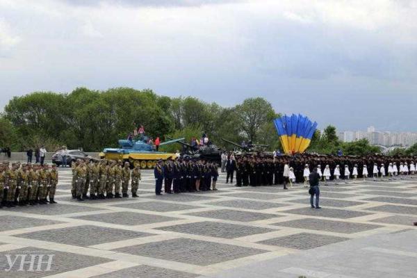 В Киеве школьники и студенты устроили флешмоб, образовав живой трезубец В Киеве школьники и студенты устроили флешмоб, образовав живой трезубец