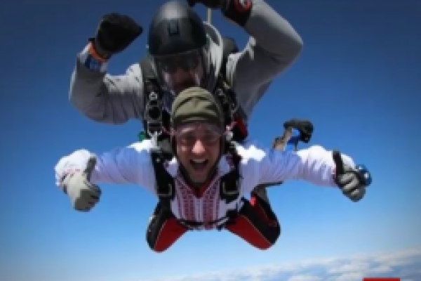 На аэродроме Чикаго десять человек прыгнули с парашютами в украинских вышиванках