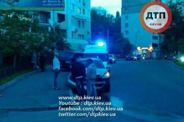 В Киеве "Lexus", не вписавшись в поворот, влетел в стоящий "Volkswagen"