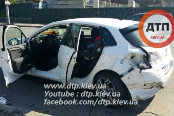 Масштабное ДТП в Киеве: разбиты 12 автомобилей, образовался огромный затор на дороге Масштабное ДТП в Киеве: разбиты 12 автомобилей, образовался огромный затор на дороге