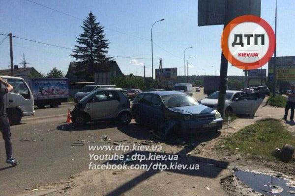 Полиция просит отозваться свидетелей ДТП под Киевом: "Chevrolet" вылетел навстречу "Smart" Полиция просит отозваться свидетелей ДТП под Киевом: "Chevrolet" вылетел навстречу "Smart"