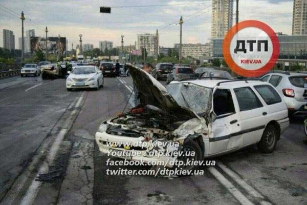 Роковая ошибка водителя "Ford Focus" привела к масштабному ДТП в Киеве