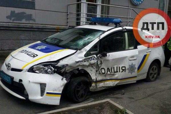 В Днепропетровске "Toyota" влетела в автомобиль патрульной полиции В Днепропетровске "Toyota" влетела в автомобиль патрульной полиции