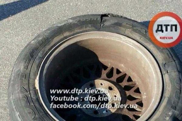 В Киеве пьяный водитель на "BMW" влетел в столб и сбежал с места аварии В Киеве пьяный водитель на "BMW" влетел в столб и сбежал с места аварии