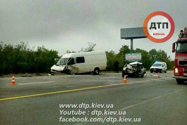 Под Киевом в лобовом столкновении погиб водитель "ВАЗа", еще два человека госпитализированы Под Киевом в лобовом столкновении погиб водитель "ВАЗа", еще два человека госпитализированы