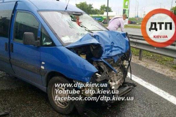 Оперативное видео с места смертельного ДТП под Киевом: покореженные авто и погибший водитель Оперативное видео с места смертельного ДТП под Киевом: покореженные авто и погибший водитель