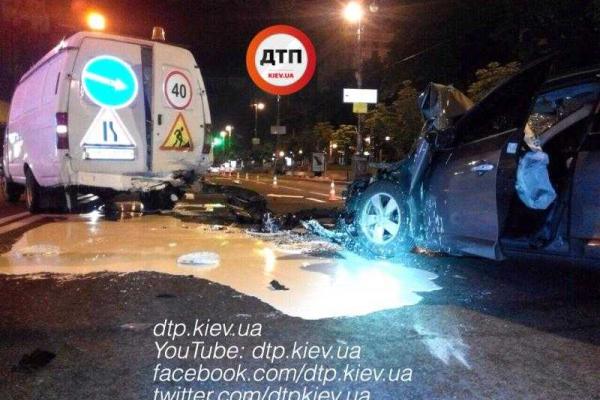 В Киеве пьяный водитель "Renault" на огромной скорости влетел в машину дорожной службы В Киеве пьяный водитель "Renault" на огромной скорости влетел в машину дорожной службы