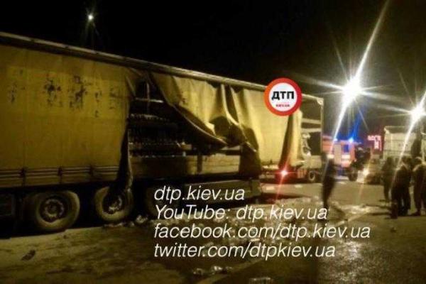 В Ровенской области загоревшийся прицеп фуры тушили минеральной водой В Ровенской области загоревшийся прицеп фуры тушили минеральной водой