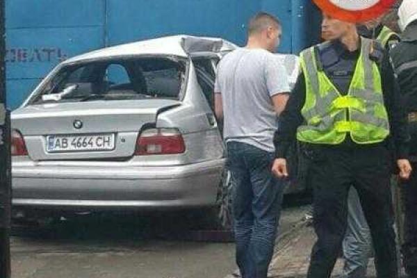 В Виннице автомобиль "BMW" влетел в магазин: погибло две девушки и два парня В Виннице автомобиль "BMW" влетел в магазин: погибло две девушки и два парня